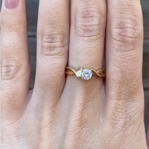 Vintage solid 14k yellow gold diamond ring - size 6.75